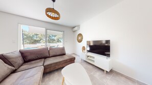 Smart TV - Superb renovated house - Golf view, heated pool, ideal location (Agde)