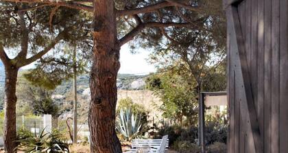 Quiet villa in a scrubland, wonderful sea view, near the town and the beaches