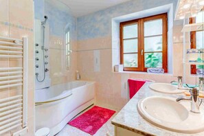 Combined shower/bathtub