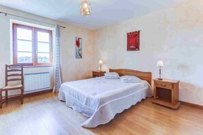 4 slaapkamers, een strijkplank/strijkijzer, reisbedje, gratis wifi