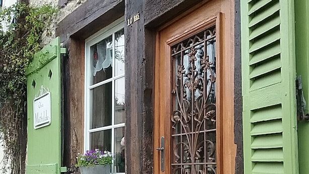 A traditional building with a wooden door, green shutters, and a sign that reads "Gîte". - Chez Mathilde in Rarécourt (Rarécourt)