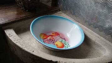 Douche, sĂšche-cheveux, serviettes fournies, savon