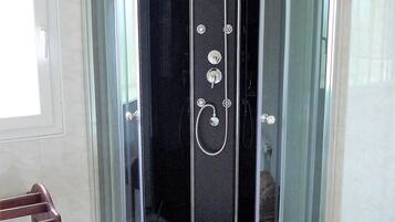 Douche, sĂšche-cheveux, serviettes fournies