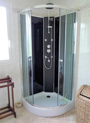 Douche, sèche-cheveux, serviettes fournies