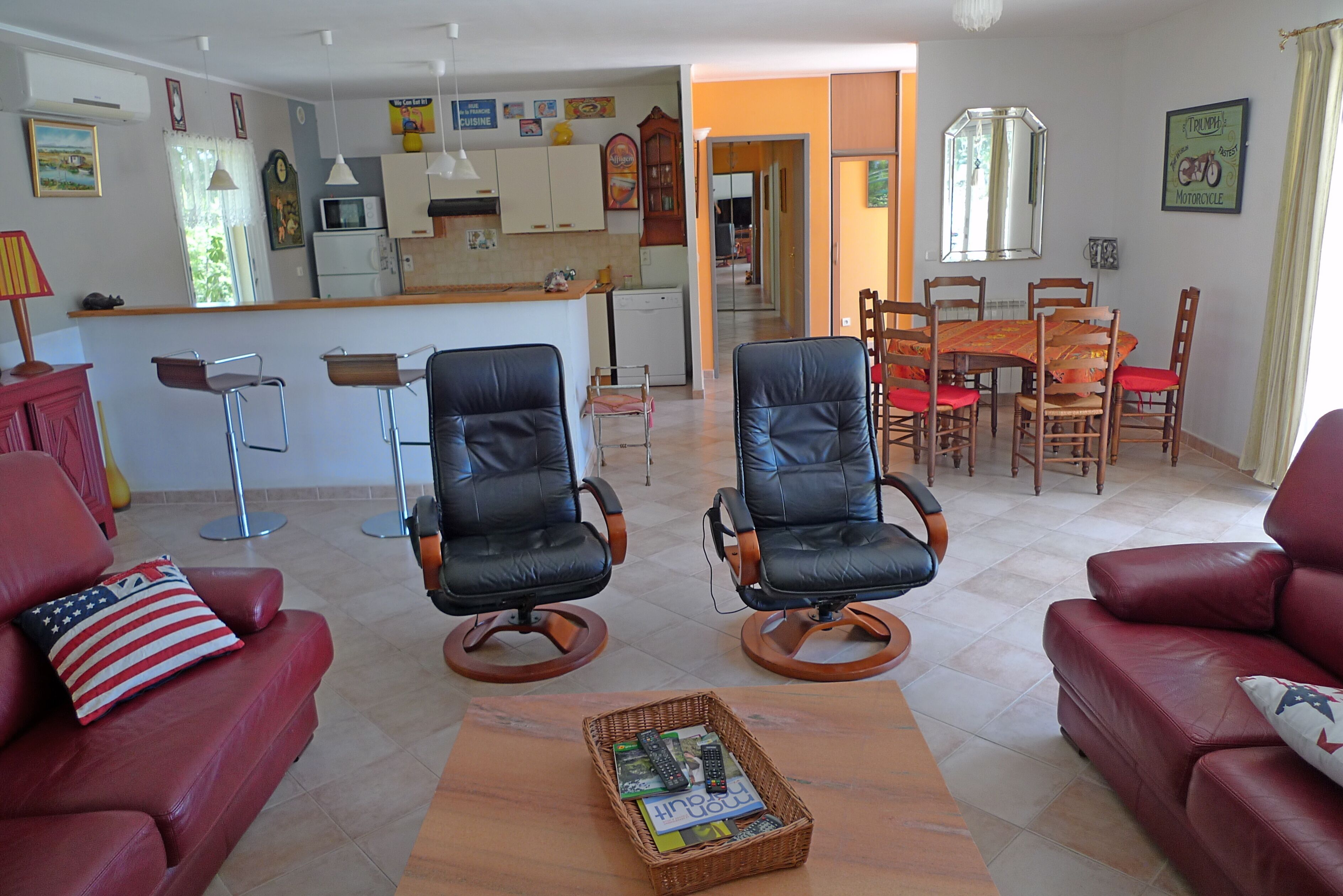 Télévision, lecteur de DVD, livres