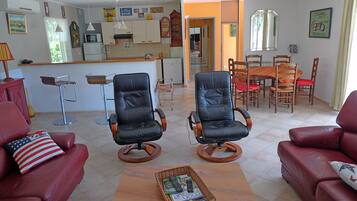 Télévision, lecteur de DVD, livres