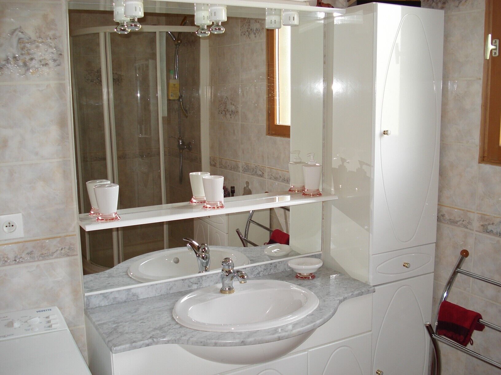 Shower, hair dryer, toilet paper