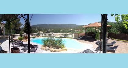Cozy apartment with pool access, unobstructed view of the valley, quiet