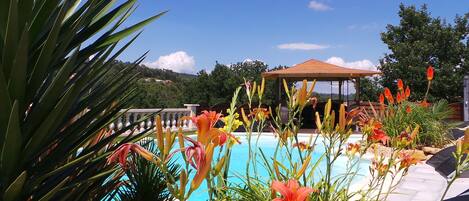 Alberca techada y alberca al aire libre