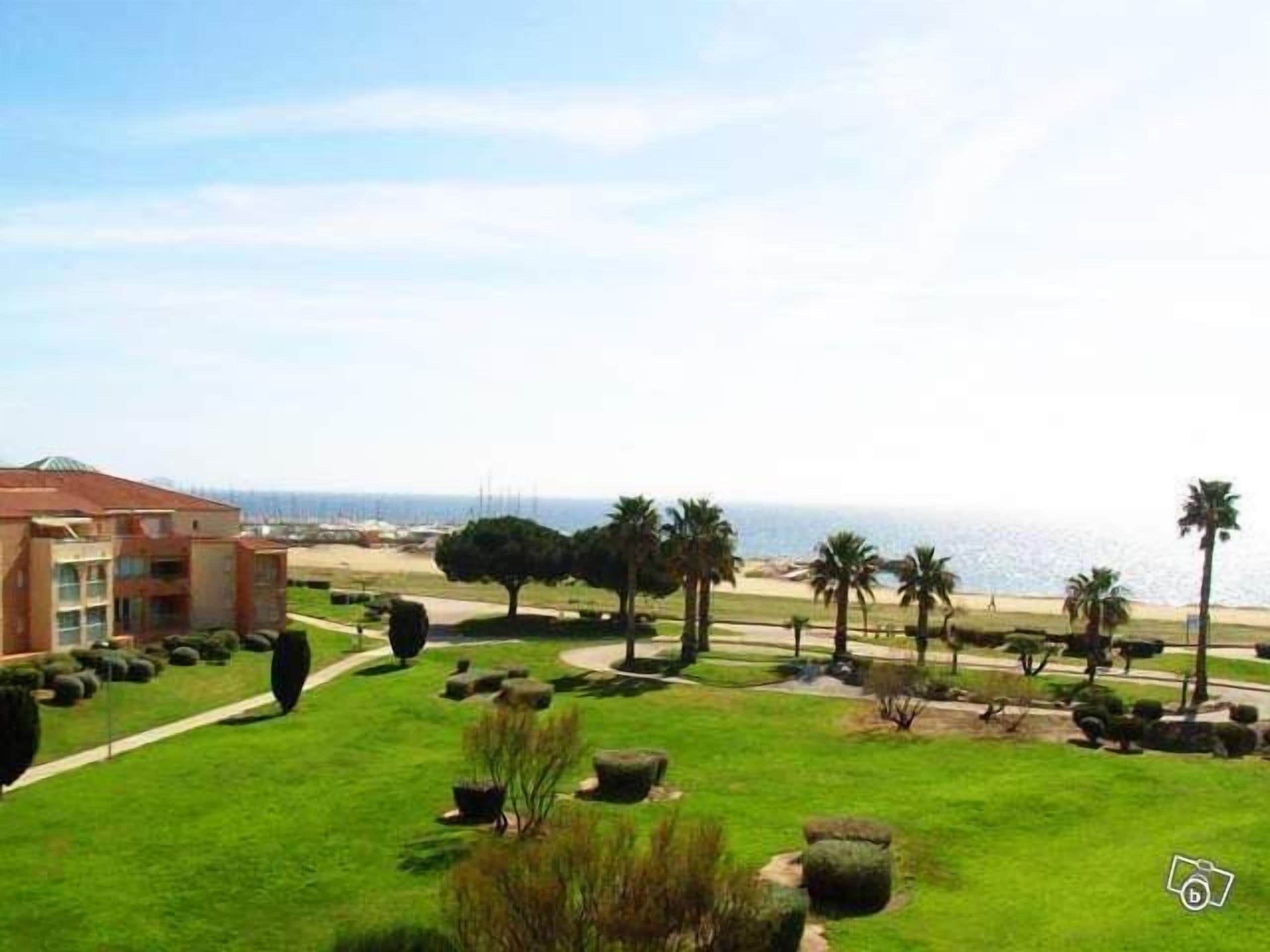 Parc et plage devant la résidence