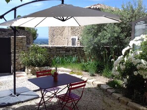 Outdoor dining - House of character in the heart of the village (Crillon-le-Brave)