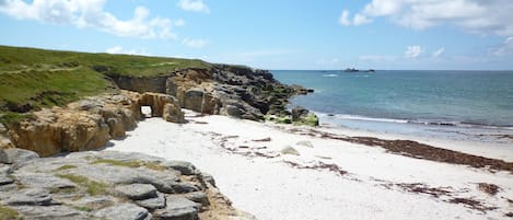 Playa en los alrededores y camastros