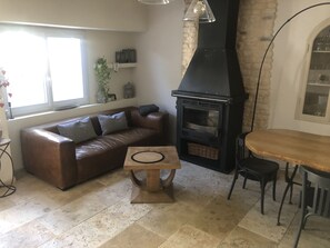 TV, fireplace, DVD player, stereo - Village house in the Luberon with private pool  (Vaucluse)