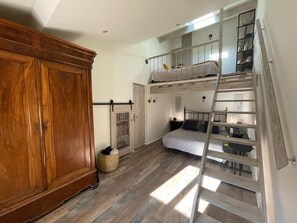 3 bedrooms, desk, iron/ironing board, free WiFi - Village house in the Luberon with private pool  (Vaucluse)