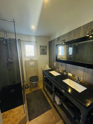 Shower, hair dryer - Village house in the Luberon with private pool  (Vaucluse)