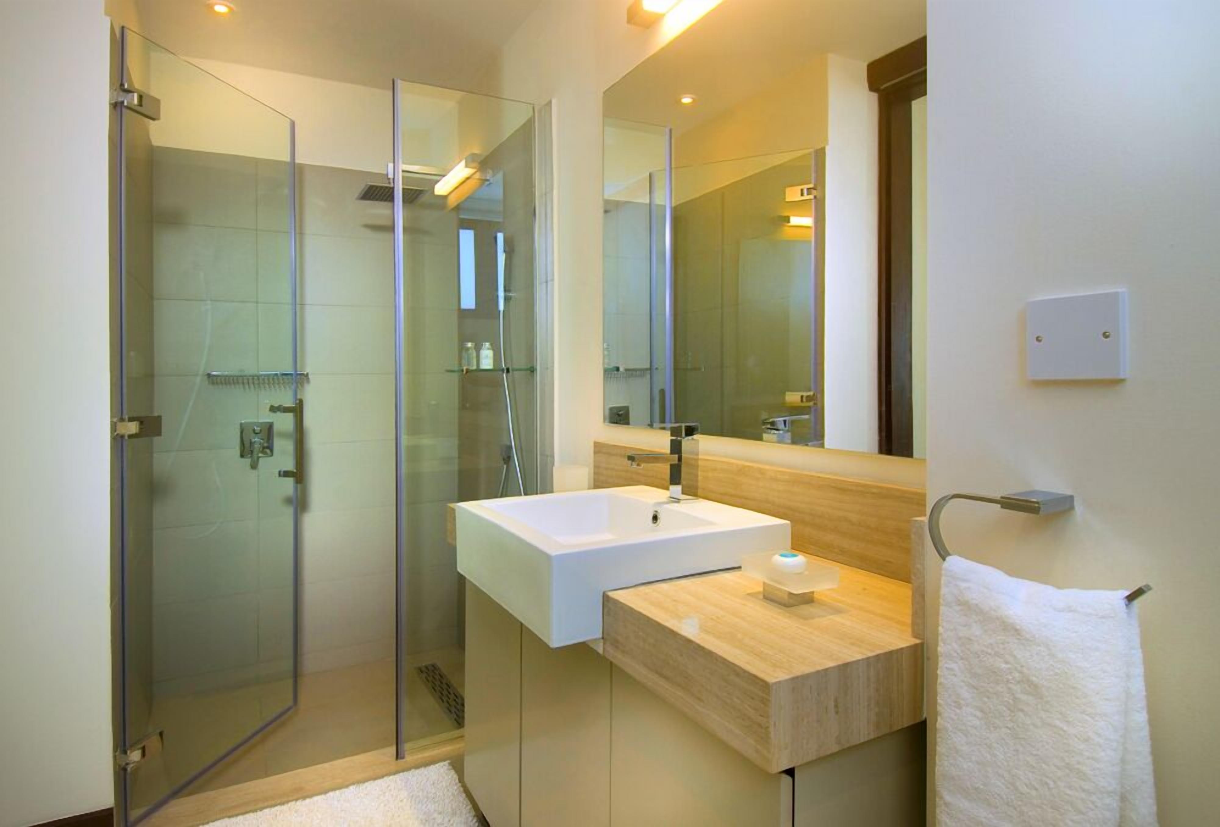 Bathtub, hair dryer, towels