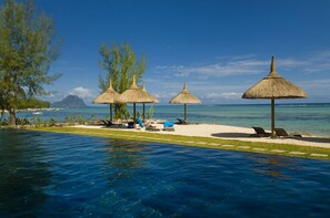 Beach nearby - LUXURY APARTMENT GIVING UP ON THE BEACH (Black River)