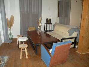 Fernseher, Kamin, DVD-Player, Bücher
