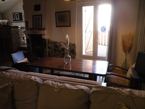 Fernseher, Kamin, DVD-Player, Bücher