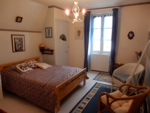 Maison colorée dans un hameau verdoyant