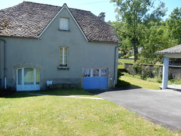 Exterior - Colorful house in a green hamlet (Forgès)