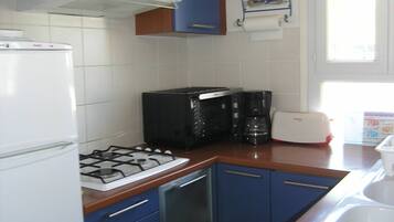 Fridge, oven, stovetop, coffee/tea maker