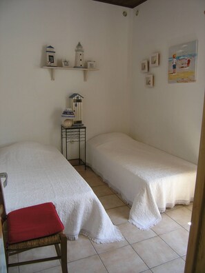 2 chambres, fer et planche à repasser