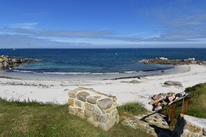 På stranden