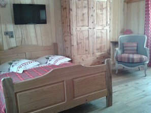 2 bedrooms, free WiFi, bed sheets - Typical Savoyard chalet with roof shingles, tufa walls and foist (La Plagne Tarentaise)
