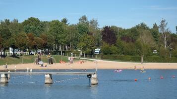 NĂŠr stranden og solsenger