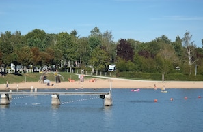 Plage à proximité, chaises longues