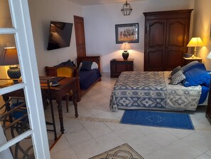 1 bedroom, desk, iron/ironing board, free WiFi