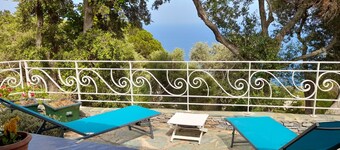 Sea views, 2 beautiful terraces, charming duplex in villa, landscaped garden  