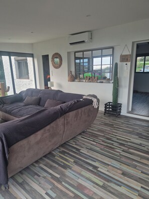 Unclassified image, 3 of 13, button - House Cargèse villa. Edge of sea. Hiring feet in water. Corsica of the south (Cargèse)