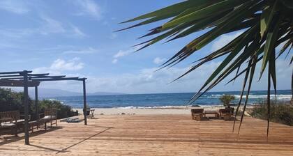 Maison villa CargĂšse- bord de mer- pieds dans l'eau- Corse du sud