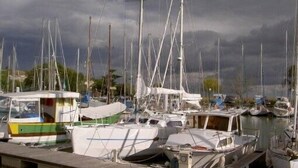 Un puerto deportivo con varias embarcaciones amarradas.