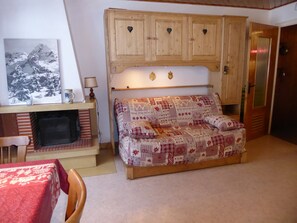 TV, books - In La Clusaz, large, quiet, south-facing studio just 3 minutes' walk from the ski lifts. (La Clusaz)