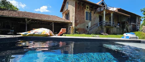 Una piscina al aire libre, una piscina climatizada