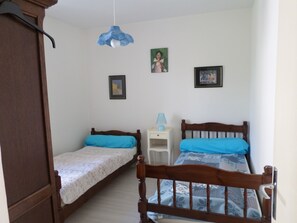 2 Schlafzimmer, Bügeleisen/Bügelbrett