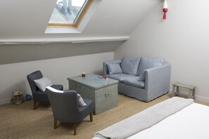 2 bedrooms, desk, iron/ironing board, travel cot