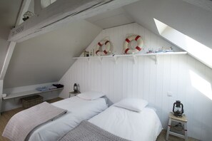 2 bedrooms, desk, iron/ironing board, travel cot