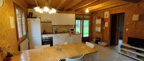 Jääkaappi, mikroaaltouuni, uuni, liesi