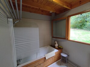Combined shower/tub, hair dryer - Burgundy, cottage, cottage, calm, tranquility, rest, southern Morvan (Corancy)