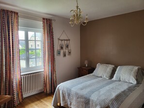 3 chambres, fer et planche à repasser, lit de bébé portatif