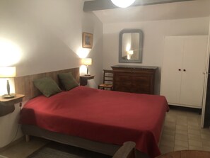 2 bedrooms, iron/ironing board, travel cot, free WiFi - Beautiful farmhouse on large plot of land in Noirmoutier, near town center and sea (Noirmoutier-En-L'île)