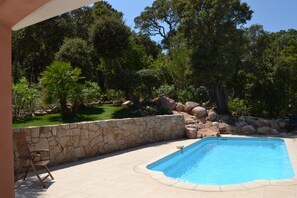 Utomhuspool och uppvärmd pool