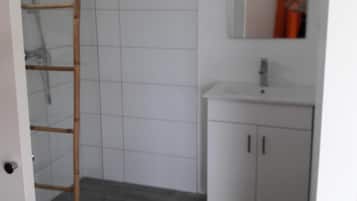 Dusche, Haartrockner, Handtücher, Toilettenpapier