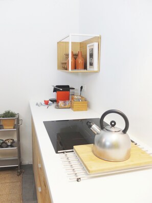 Réfrigérateur, micro-ondes, four, plaque de cuisson