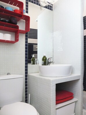 Douche, sèche-cheveux, serviettes fournies, savon