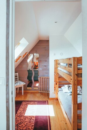 2 bedrooms, iron/ironing board, WiFi